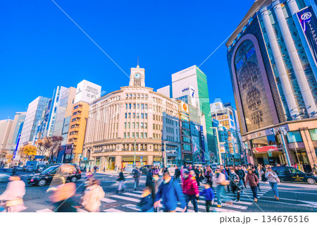 日本の東京都市景観新時代へ。カウントダウン。銀座で10時開店の店は多い…10時まであと少し…＝23日 134676516