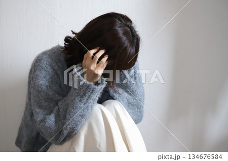 頭を抱える女性　悩みイメージ 134676584