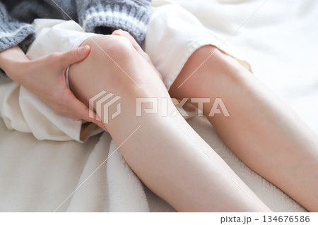女性の足　膝の痛み 134676586