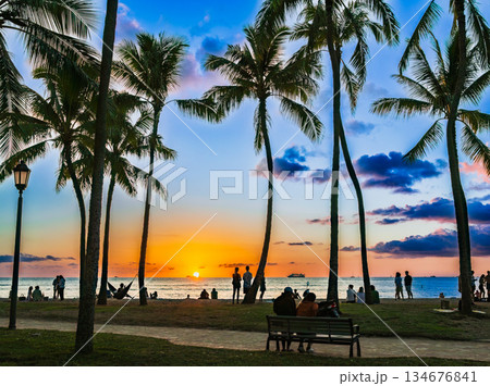 ハワイ　ワイキキビーチのサンセット 134676841