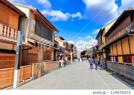【京都府】晴天の祇園（花見小路） 134676855