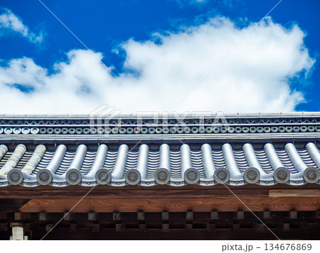 夏の青空と瓦屋根 夏の青空と瓦屋根 134676869