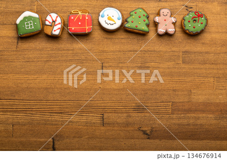 Christmas gingerbread cookies top border with copy space Christmas gingerbread cookies top border with copy space 134676914