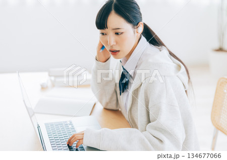 オンラインで勉強をする難しい顔の高校生 オンラインで勉強をする難しい顔の高校生 134677066