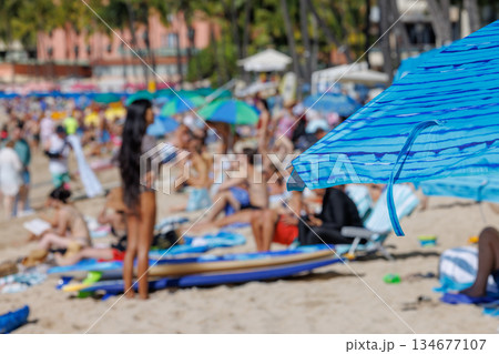 ワイキキビーチ、海水浴客と青いパラソル ワイキキビーチ、海水浴客と青いパラソル 134677107