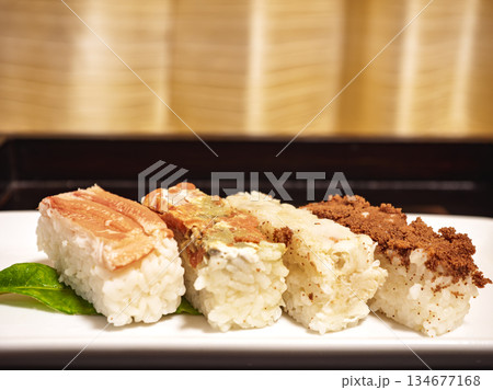 四種の味わいを楽しむ贅沢な蟹寿司 四種の味わいを楽しむ贅沢な蟹寿司 134677168