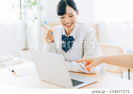 パソコンを見ながら勉強を教わる高校生 パソコンを見ながら勉強を教わる高校生 134677171