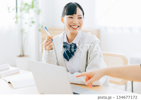 パソコンを見ながら勉強を教わる高校生 パソコンを見ながら勉強を教わる高校生 134677172