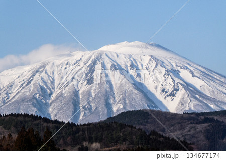 岩手県滝沢市から見た秀峰南部片富士ともいわれる岩手山別名巌鷲山（がんじゅさん） 134677174