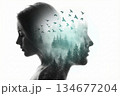 女性の横顔と霧の森の二重露光、メンタルヘルスとマインドフルネスのコンセプト 女性の横顔と霧の森の二重露光、メンタルヘルスとマインドフルネスのコンセプト 134677204