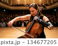 コンサートホールでチェロを演奏するバイオニック義手の女性、障害者支援技術と未来の医療 コンサートホールでチェロを演奏するバイオニック義手の女性、障害者支援技術と未来の医療 134677205