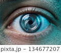 カメラのシャッターの虹彩を持つ人間の目、監視技術と生体認証セキュリティのコンセプト カメラのシャッターの虹彩を持つ人間の目、監視技術と生体認証セキュリティのコンセプト 134677207