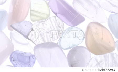 白背景に透き通る淡い宝石とクリスタルの輝き女性向けおしゃれテクスチャ背景 134677293