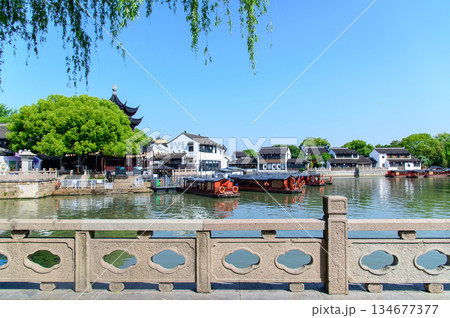 中国にある蘇州のとても美しい街並み風景 134677377
