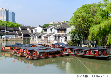 中国にある蘇州のとても美しい街並み風景 134677394