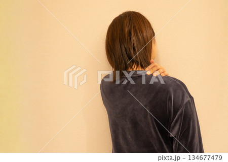 肩こりで肩を触る女性 134677479