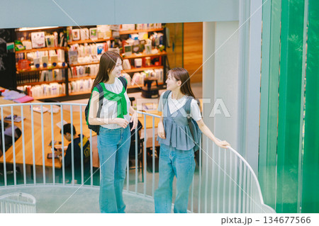友達と大学構内の階段を上る女子大生 134677566