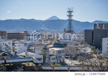 甲府城の白壁と近代的な街並みの彼方に聳える富士山【山梨県甲府市】 甲府城の白壁と近代的な街並みの彼方に聳える富士山【山梨県甲府市】 134677600