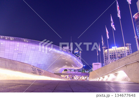 韓国ソウルにある東大門エリアの美しい夜景 韓国ソウルにある東大門エリアの美しい夜景 134677648