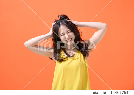 頭を抱える女性 134677649