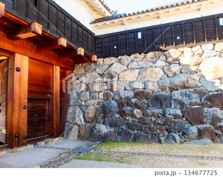 夏の爽やかな松本城の景色 厳かな太鼓門の石垣 夏の爽やかな松本城の景色 厳かな太鼓門の石垣 134677725