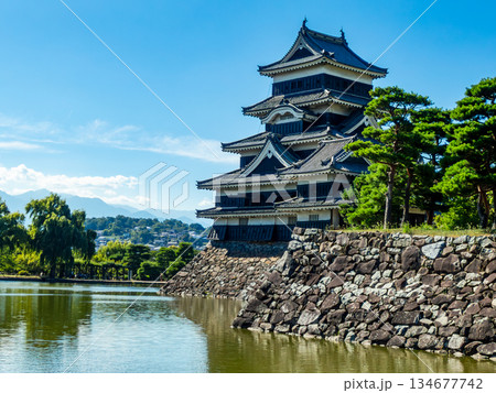 夏の爽やかな松本城の景色 お堀と城郭 夏の爽やかな松本城の景色 お堀と城郭 134677742