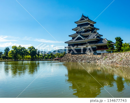 夏の爽やかな松本城の景色 お堀と城郭 夏の爽やかな松本城の景色 お堀と城郭 134677743