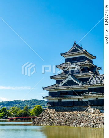 夏の爽やかな松本城の景色　お堀と城郭 134677746