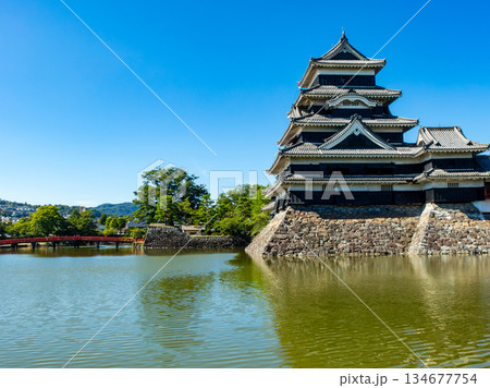 夏の爽やかな松本城の景色 お堀と城郭 夏の爽やかな松本城の景色 お堀と城郭 134677754