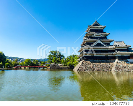 夏の爽やかな松本城の景色　お堀と城郭 134677755