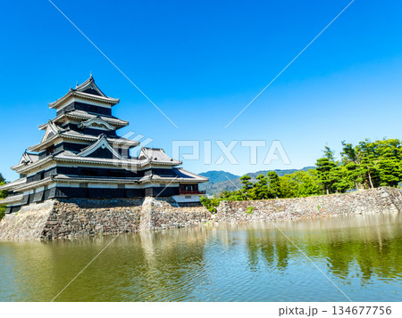 夏の爽やかな松本城の景色　お堀と城郭 134677756