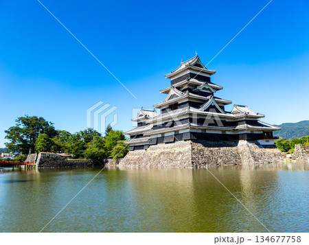 夏の爽やかな松本城の景色　お堀と城郭 134677758