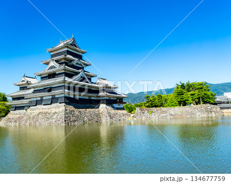 夏の爽やかな松本城の景色 お堀と城郭 夏の爽やかな松本城の景色 お堀と城郭 134677759