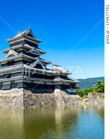 夏の爽やかな松本城の景色 お堀と城郭 夏の爽やかな松本城の景色 お堀と城郭 134677761