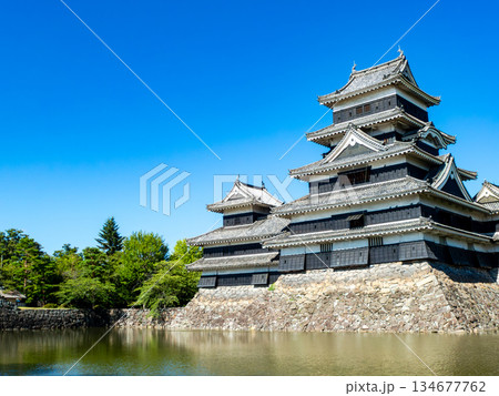 夏の爽やかな松本城の景色 お堀と城郭 夏の爽やかな松本城の景色 お堀と城郭 134677762