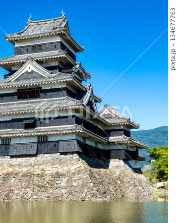 夏の爽やかな松本城の景色　お堀と城郭 134677763