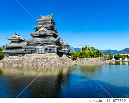 夏の爽やかな松本城の景色 お堀と城郭 夏の爽やかな松本城の景色 お堀と城郭 134677766