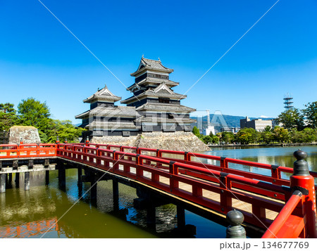 夏の爽やかな松本城の景色 朱色の埋橋 夏の爽やかな松本城の景色 朱色の埋橋 134677769