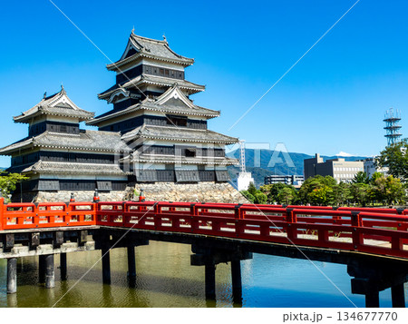 夏の爽やかな松本城の景色　朱色の埋橋 134677770