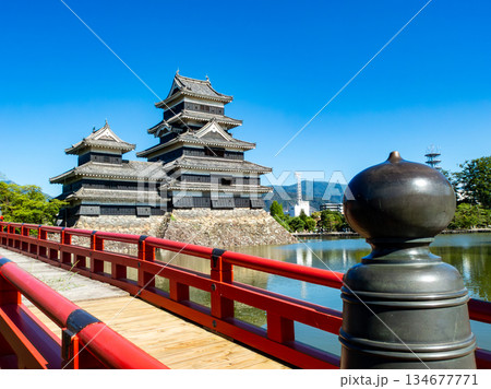 夏の爽やかな松本城の景色　朱色の埋橋 134677771