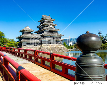 夏の爽やかな松本城の景色　朱色の埋橋 134677772