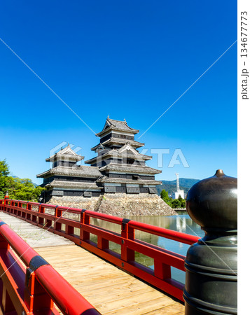 夏の爽やかな松本城の景色　朱色の埋橋 134677773