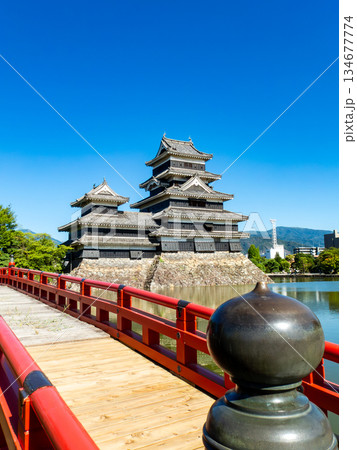 夏の爽やかな松本城の景色　朱色の埋橋 134677774