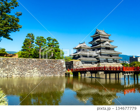 夏の爽やかな松本城の景色　朱色の埋橋 134677779