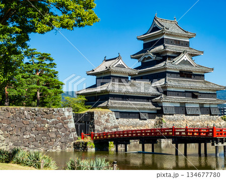 夏の爽やかな松本城の景色 朱色の埋橋 夏の爽やかな松本城の景色 朱色の埋橋 134677780