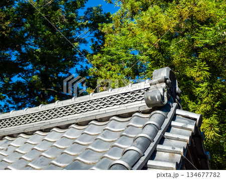 趣ある重厚な瓦屋根 134677782
