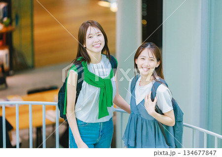 友達と大学構内の階段を上る女子大生 友達と大学構内の階段を上る女子大生 134677847