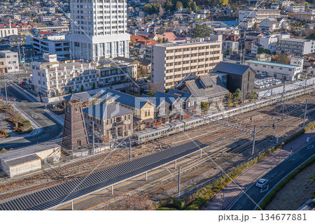 眼下に広がる甲州夢小路の街並みとJR中央線の列車【山梨県甲府市】 眼下に広がる甲州夢小路の街並みとJR中央線の列車【山梨県甲府市】 134677881