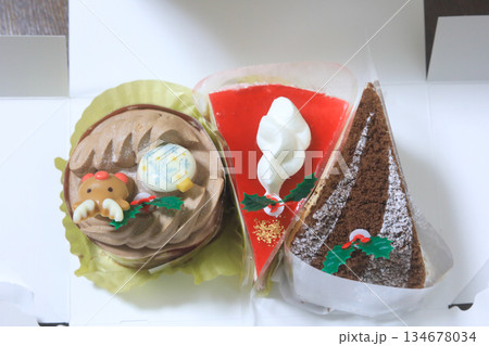 クリスマスシーズンの華やかなケーキ盛り合わせ 134678034