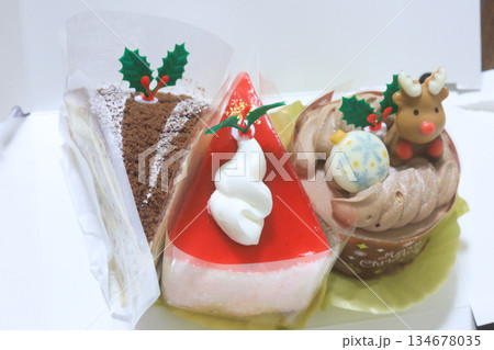 冬のご褒美スイーツ クリスマスケーキ 134678035